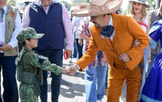 Encabeza Pedro Rodríguez desfile de Independencia con 5 mil 500 personas