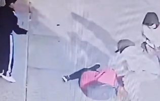 Enfrenta niño a asaltantes para salvar a su madre de robo en Zumpango