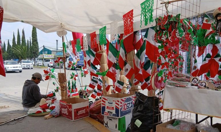 Entre banderas y lluvia, Eduardo se juega 12 horas por una buena venta