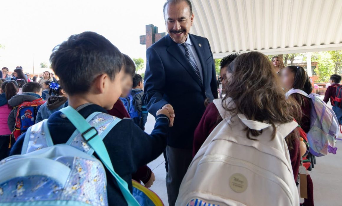Entrega Atizapán aula digital y mobiliario a primaria