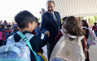 Entrega Atizapán aula digital y mobiliario a primaria