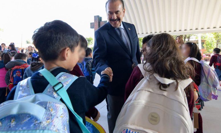 Entrega Atizapán aula digital y mobiliario a primaria
