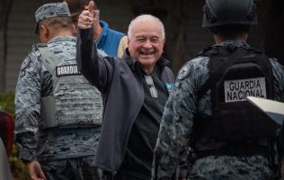 Ernesto Ruffo regresa a Ensenada bajo arresto domiciliario