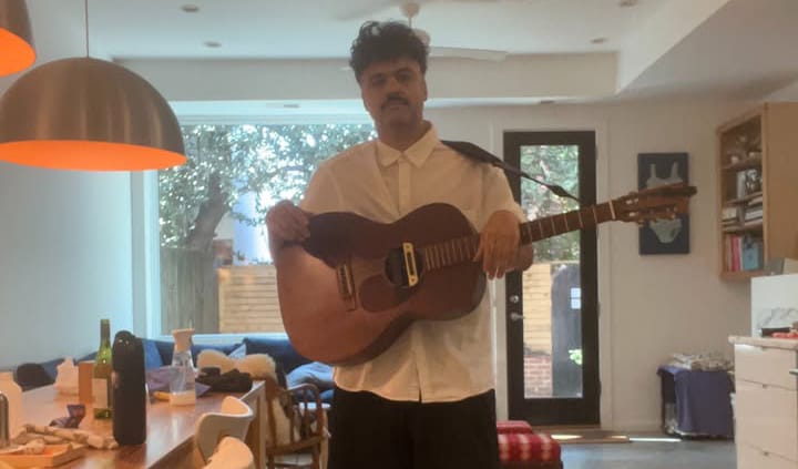 Estrena Alex Ferreira canciones en 'Tiny Desk'; contempla al Edomex