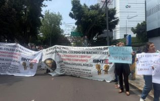 Exigen libertad de César Esquivel y bloquean Periférico en Tlalnepantla