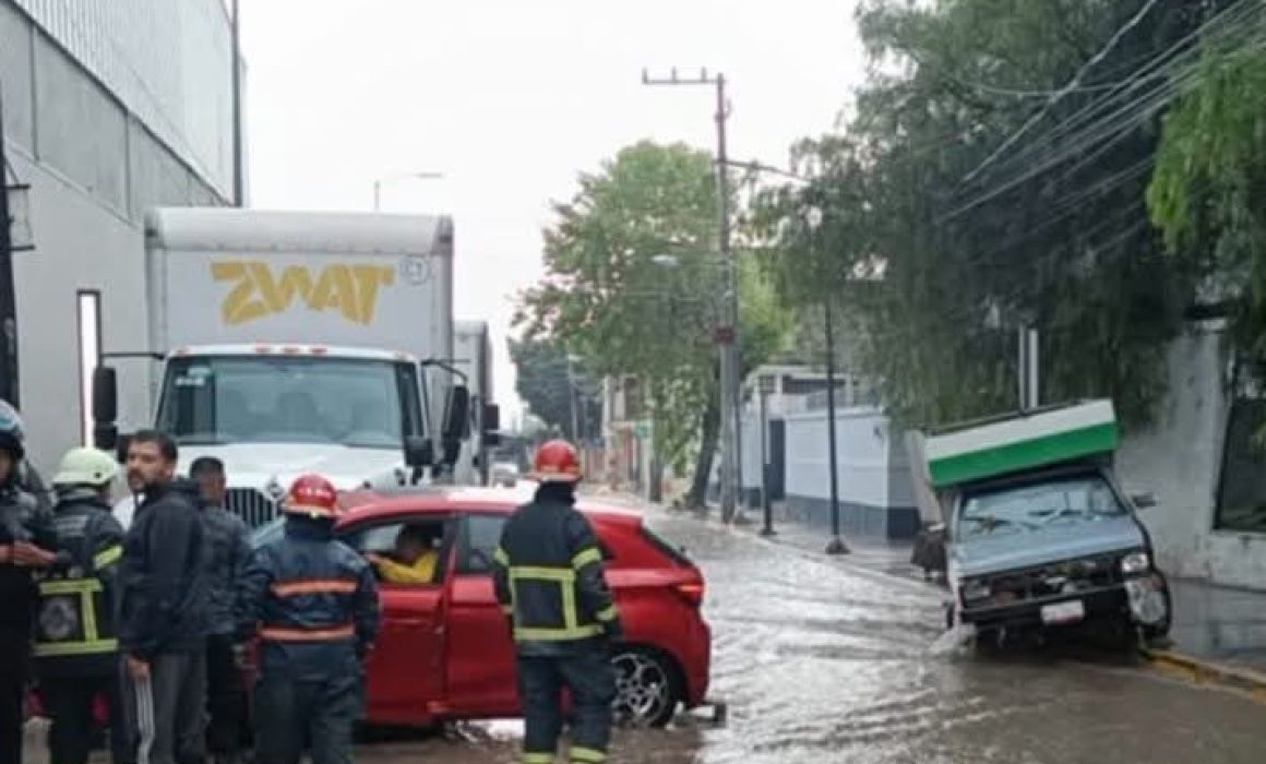 Golpean lluvias a Tlalnepantla; inundaciones afectan calles y autos