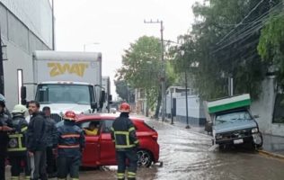 Golpean lluvias a Tlalnepantla; inundaciones afectan calles y autos