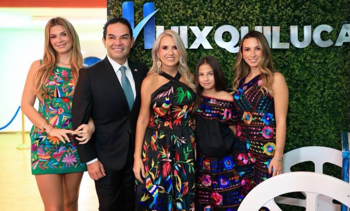 Hace vibrar Romina Contreras a Huixquilucan con tradicional Grito patrio