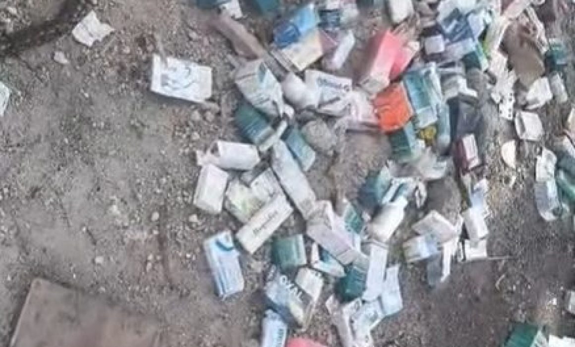Hallan cientos de cajas de medicamentos tiradas en calles de Neza