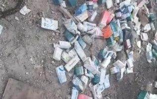 Hallan cientos de cajas de medicamentos tiradas en calles de Neza