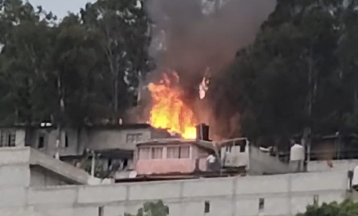 Incendio de casa amenazaba a la zona boscosa de la Sierra de Guadalupe