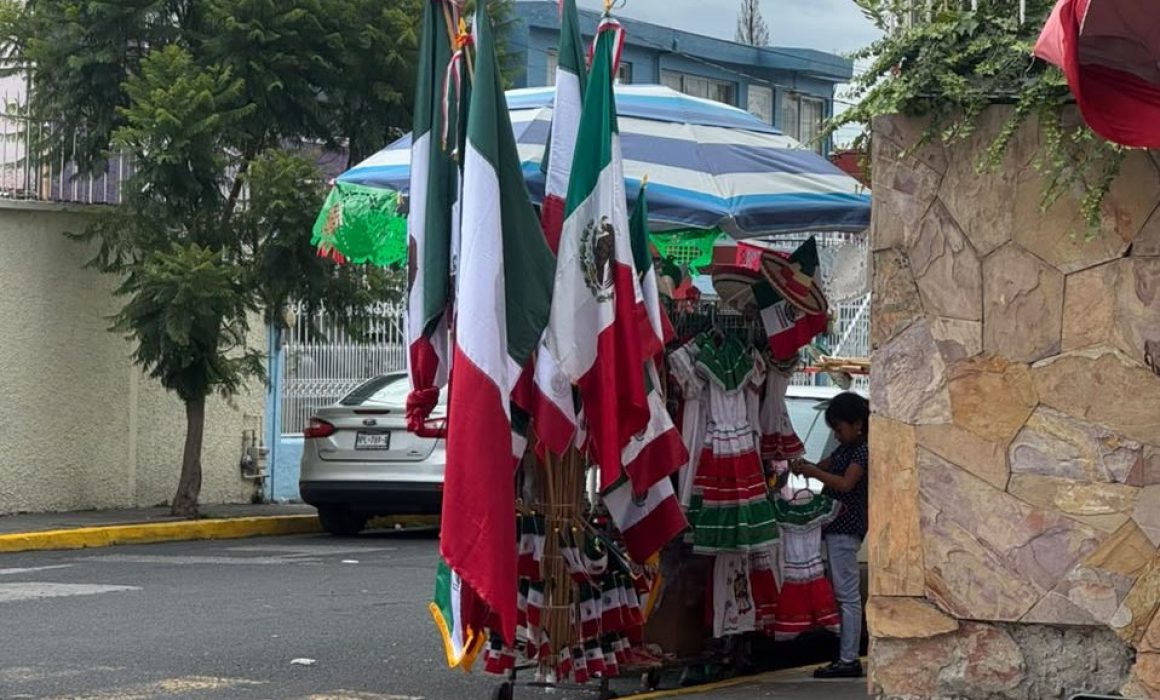 Inicia actividad comercial por el 15 de septiembre en calles de Toluca