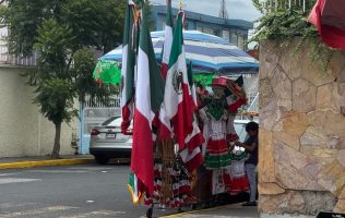 Inicia actividad comercial por el 15 de septiembre en calles de Toluca