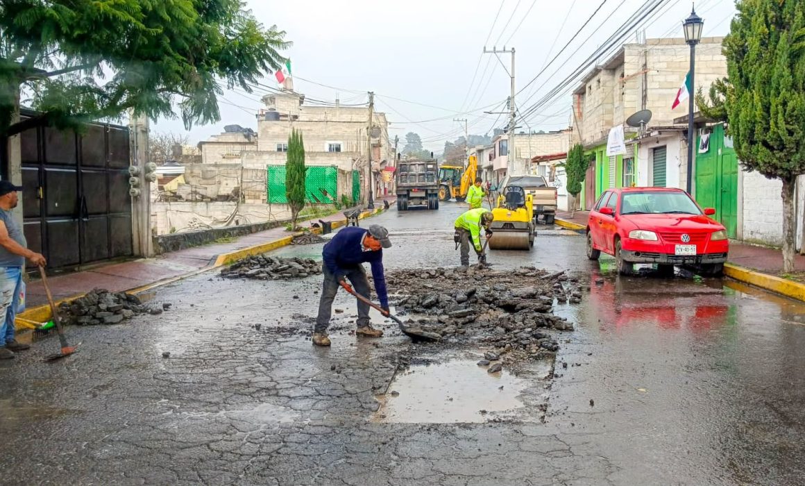 Intensifica Erika Olea bacheo en calles de Tianguistenco ante lluvias