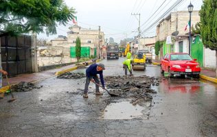 Intensifica Erika Olea bacheo en calles de Tianguistenco ante lluvias
