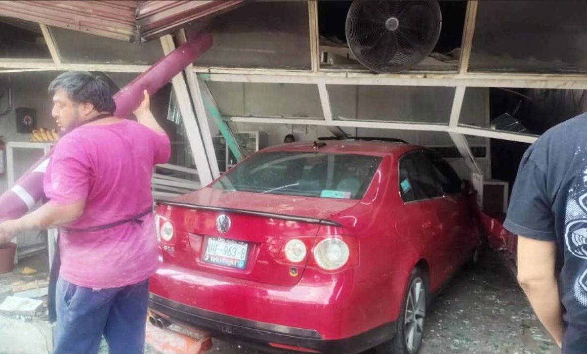 Intentan linchar a hombre que se impactó contra panadería en Naucalpan