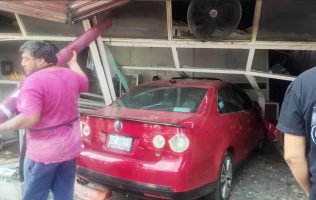 Intentan linchar a hombre que se impactó contra panadería en Naucalpan