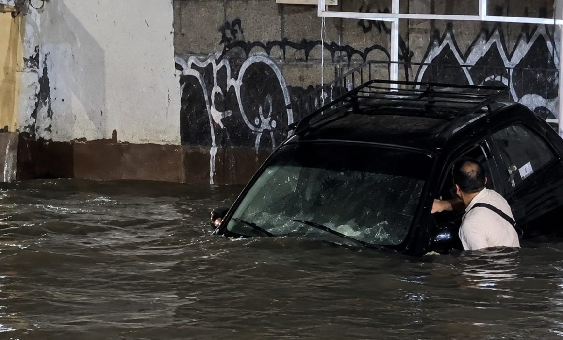Terminan bajo el agua autos y vialidades en La Paz por intensas lluvias
