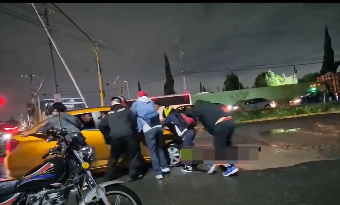 Llegan policías de Cuautitlán al socavón, pero solo para la foto