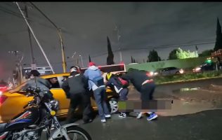 Llegan policías de Cuautitlán al socavón, pero solo para la foto