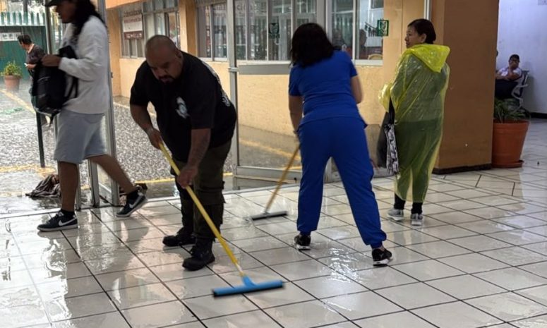Inundan lluvias instalaciones de UMF 77 del IMSS en Ecatepec