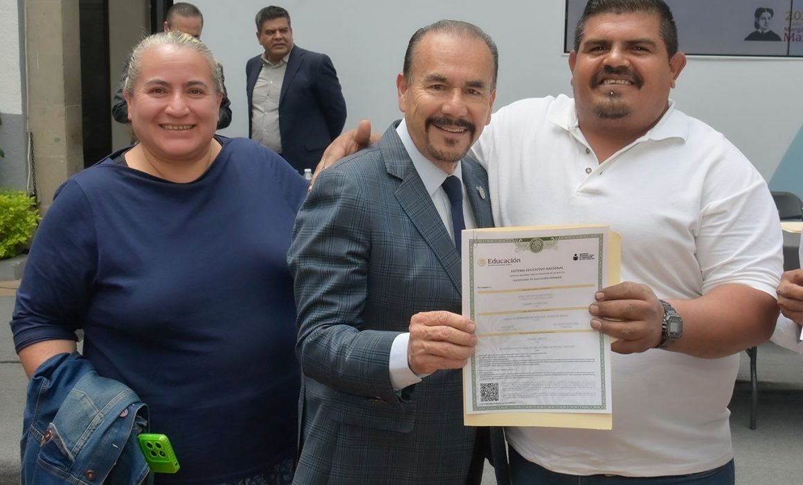 Logra Atizapán que mil 800 personas avancen en educación básica