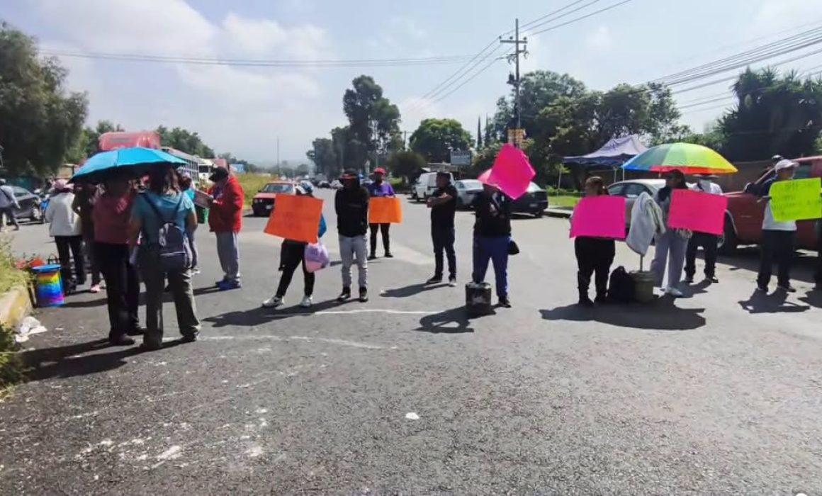 Mantienen bloqueo en la México-Puebla por fallas en hemodiálisis