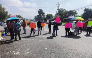 Mantienen bloqueo en la México-Puebla por fallas en hemodiálisis