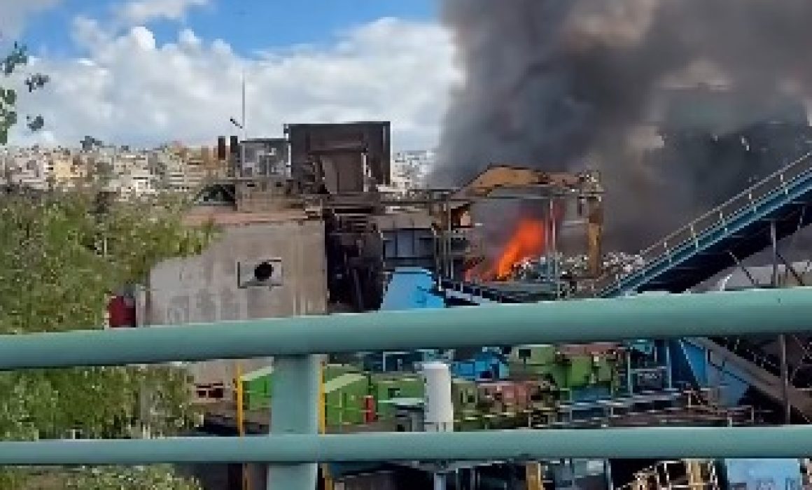 Moviliza a cuerpos de emergencia incendio en recicladora de Tultitlán