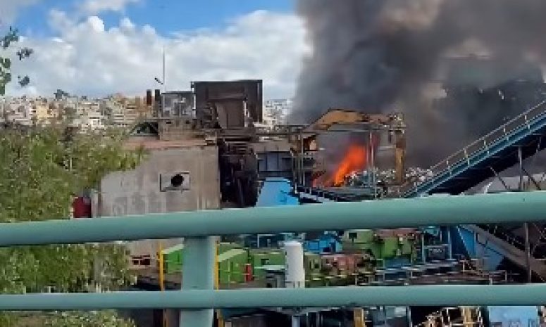Moviliza a cuerpos de emergencia incendio en recicladora de Tultitlán
