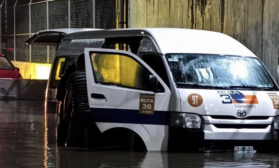 Mueren 6 personas atrapadas en combi inundada en Tultitlán
