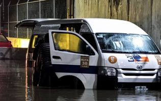 Mueren 6 personas atrapadas en combi inundada en Tultitlán