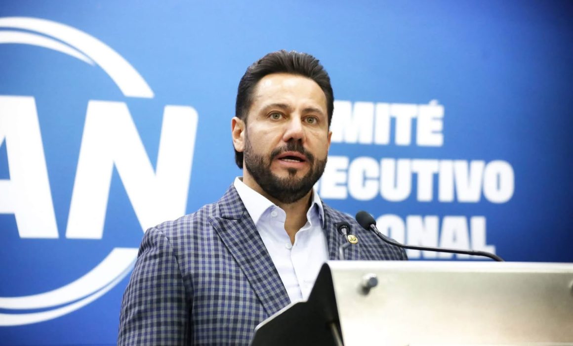 Ofrece Anuar Azar tinacos, láminas y calentadores a bajo costo