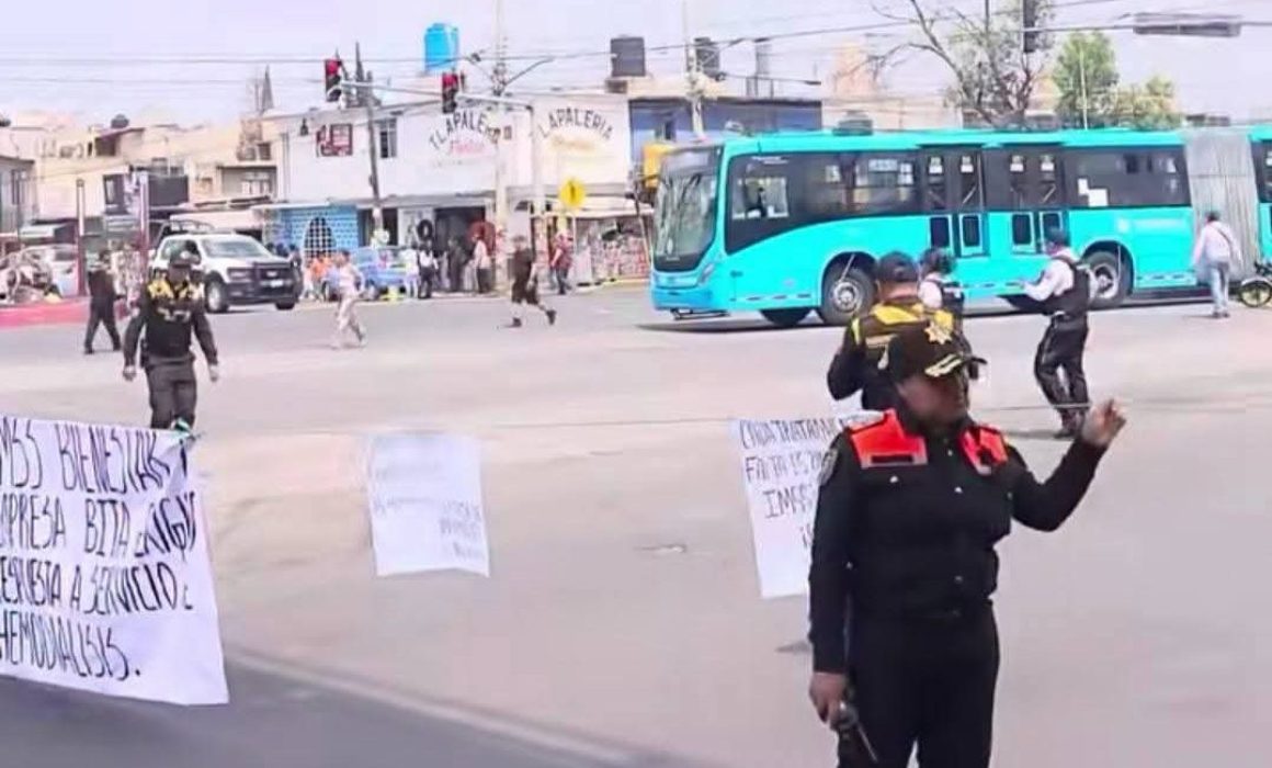 Pacientes renales bloquean avenida del Peñón en Chimalhuacán