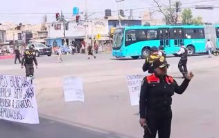 Pacientes renales bloquean avenida del Peñón en Chimalhuacán