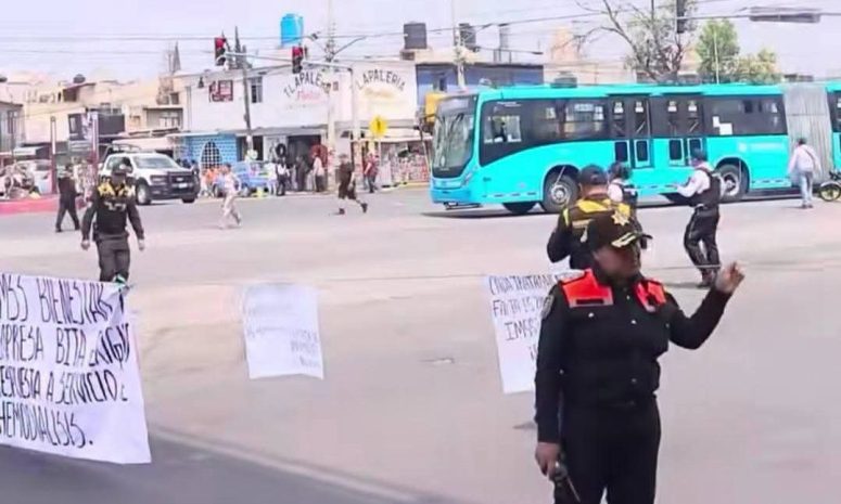 Bloquean pacientes renales avenida del Peñón en Chimalhuacán