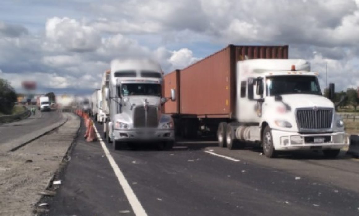 Paraliza volcadura de tráiler la autopista México-Querétaro
