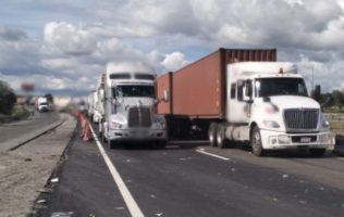 Paraliza volcadura de tráiler la autopista México-Querétaro