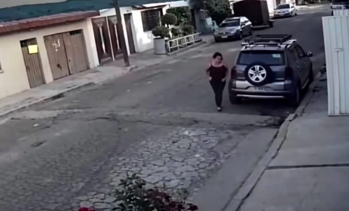 Persiguen a mujer hasta su casa y la asesinan a balazos en Neza