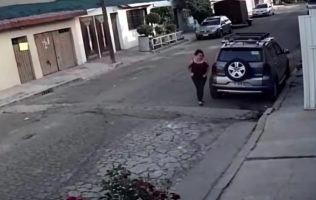 Persiguen a mujer hasta su casa y la asesinan a balazos en Neza