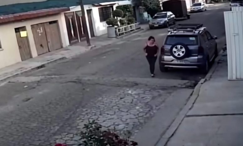 Persiguen a mujer hasta su casa y la asesinan a balazos en Neza