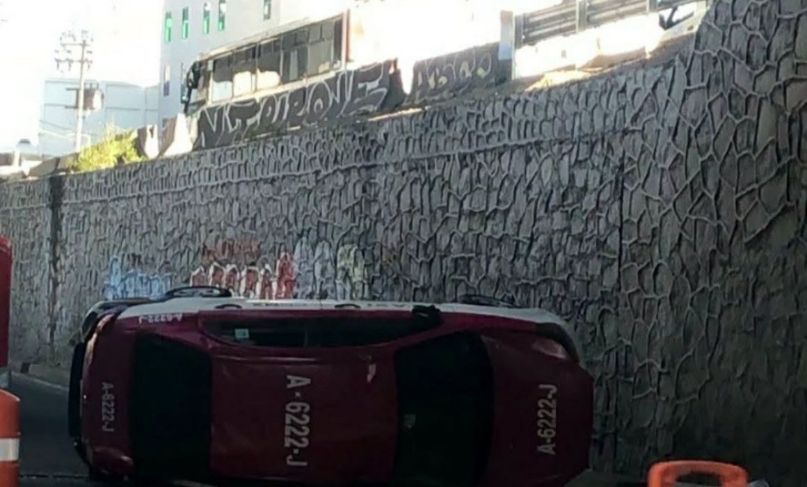 Pierde la vida taxista tras caer desde puente con su auto en Naucalpan