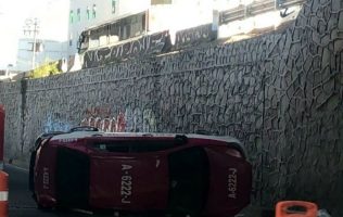Pierde la vida taxista tras caer desde puente con su auto en Naucalpan