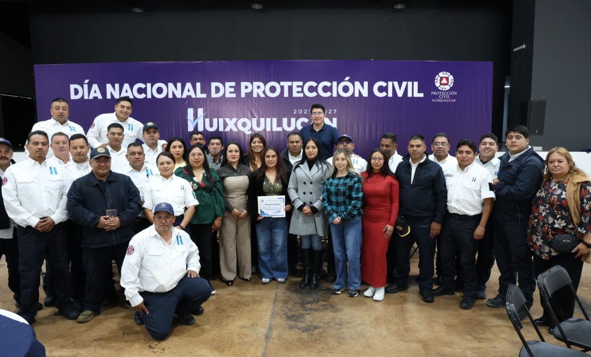 Premia Huixquilucan a brigadistas de Protección Civil por labor heroica