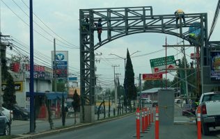 Privilegia Huehuetoca construir arcos de bienvenida que reparar calles
