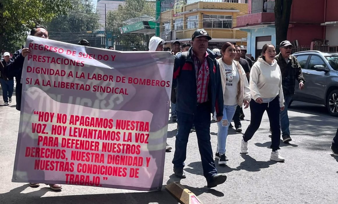 Protestan Bomberos de Toluca por recortes y falta de aumentos salariales
