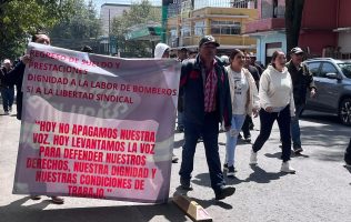 Protestan Bomberos de Toluca por recortes y falta de aumentos salariales