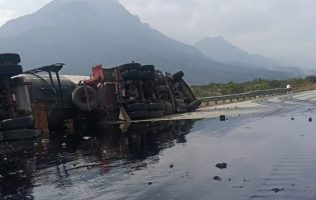 Reabre México-Querétaro tras volcadura de tráiler; piden precaución vial