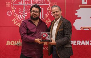 Reconocen leyendas deportivas a Isaac Montoya por impulsar al deporte