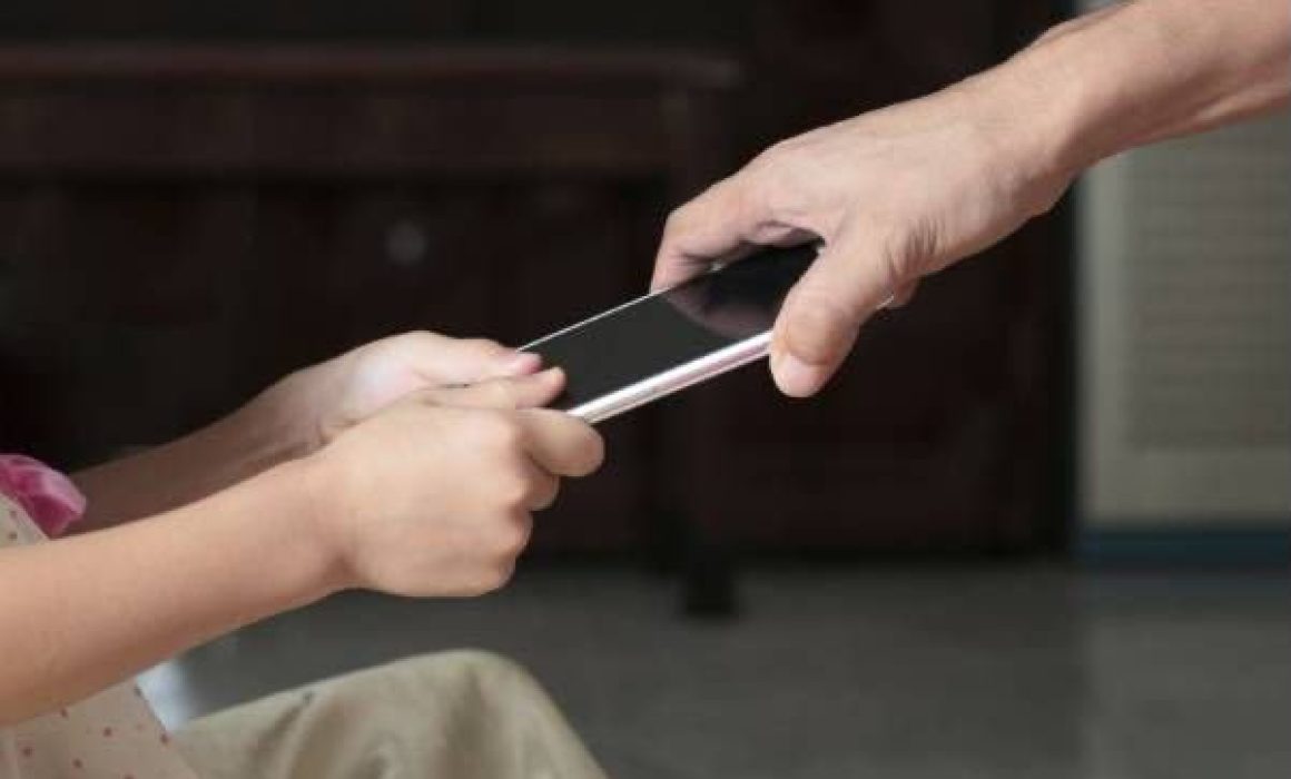 Restringen celulares para 2.4 millones de estudiantes en todo el Edomex